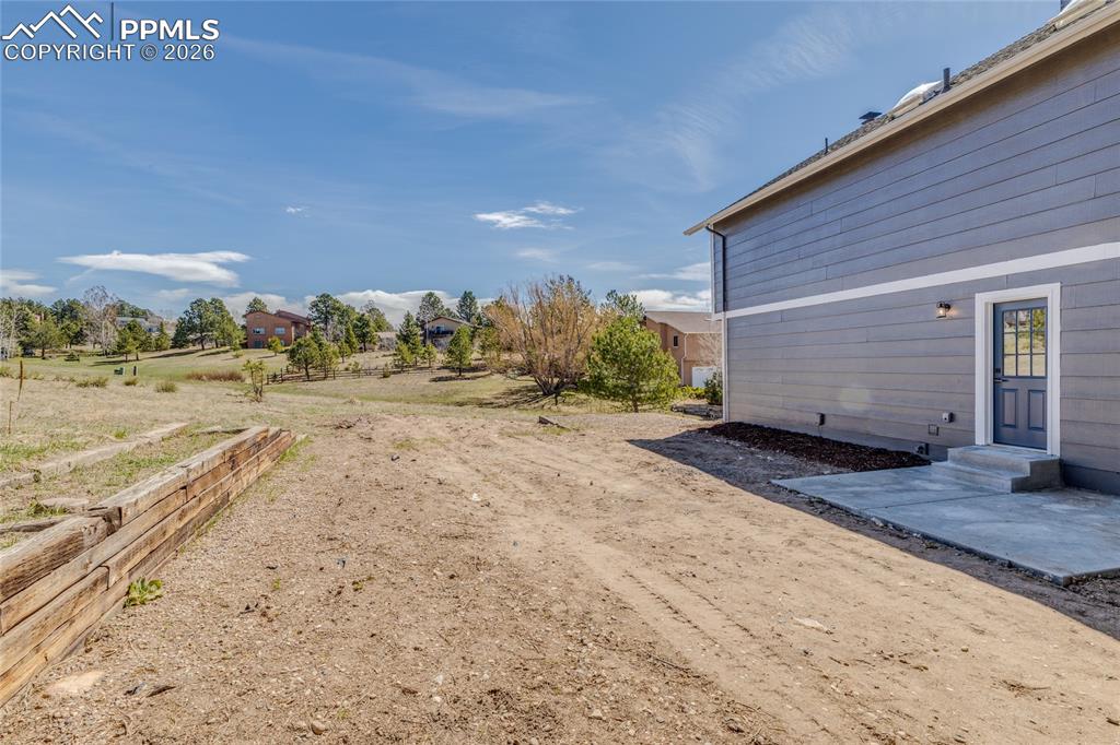 Image 20 of 50: Yard