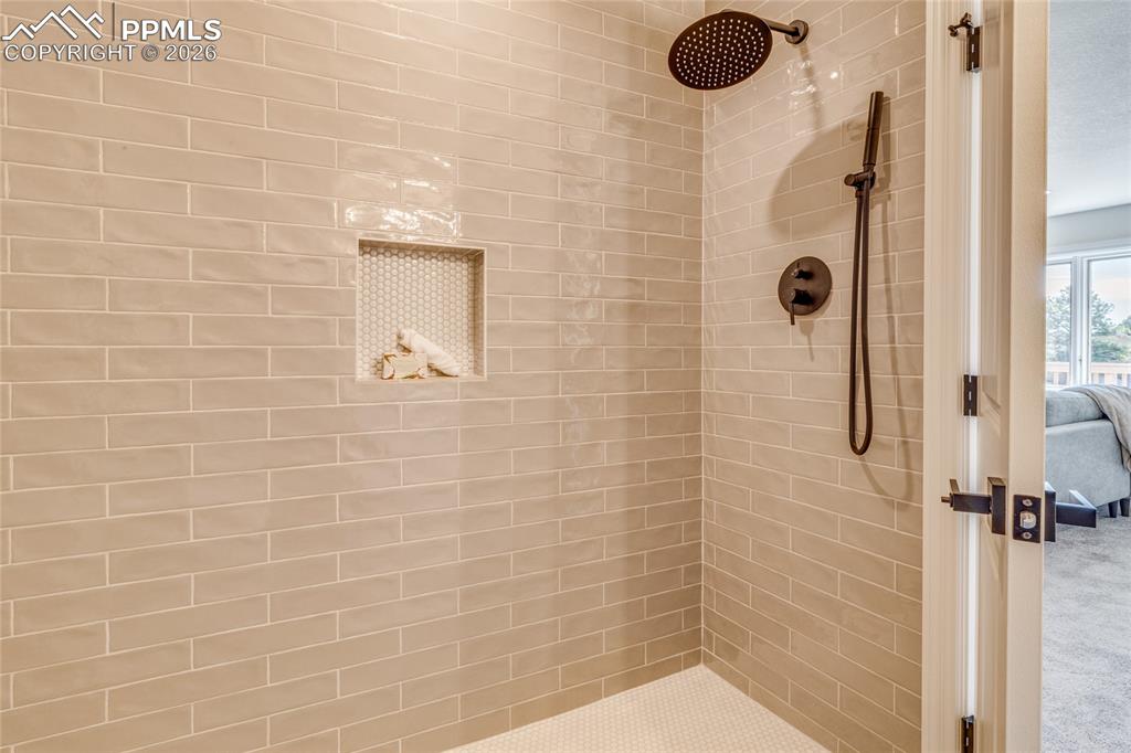 Image 22 of 50: Bathroom