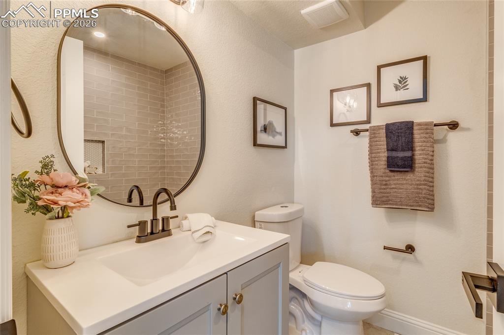 Image 33 of 50: Bathroom