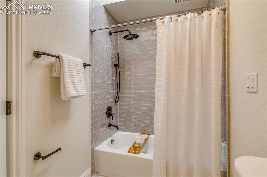 Image 35 of 50: Bathroom