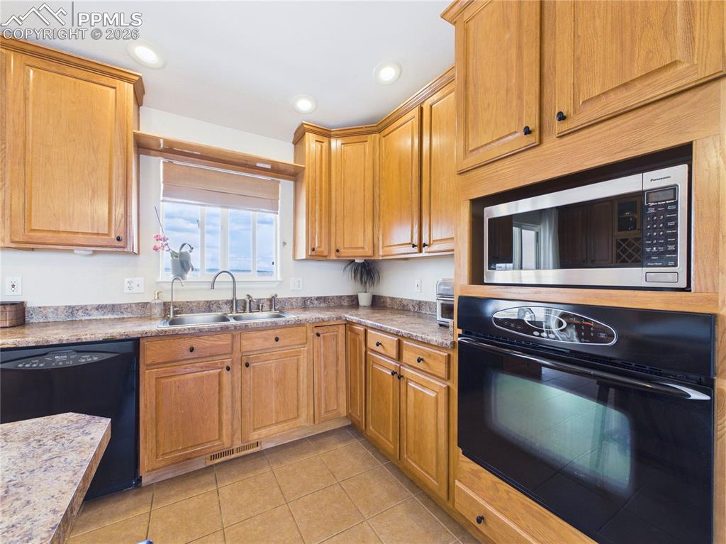 Image 13 of 47: Kitchen