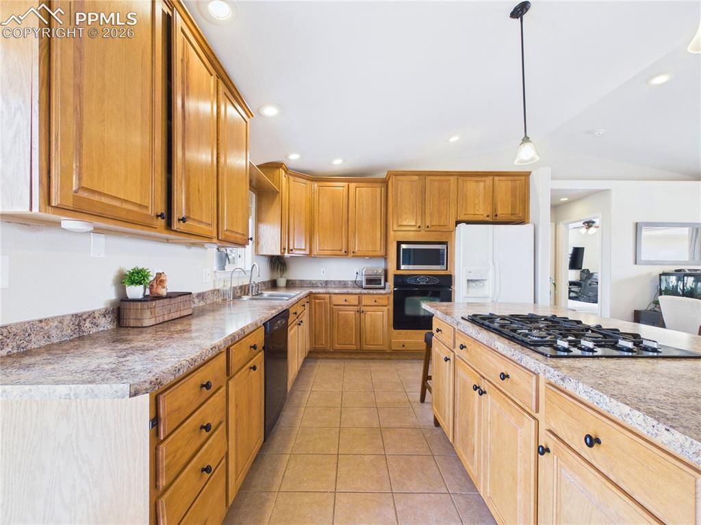 Image 16 of 47: Kitchen