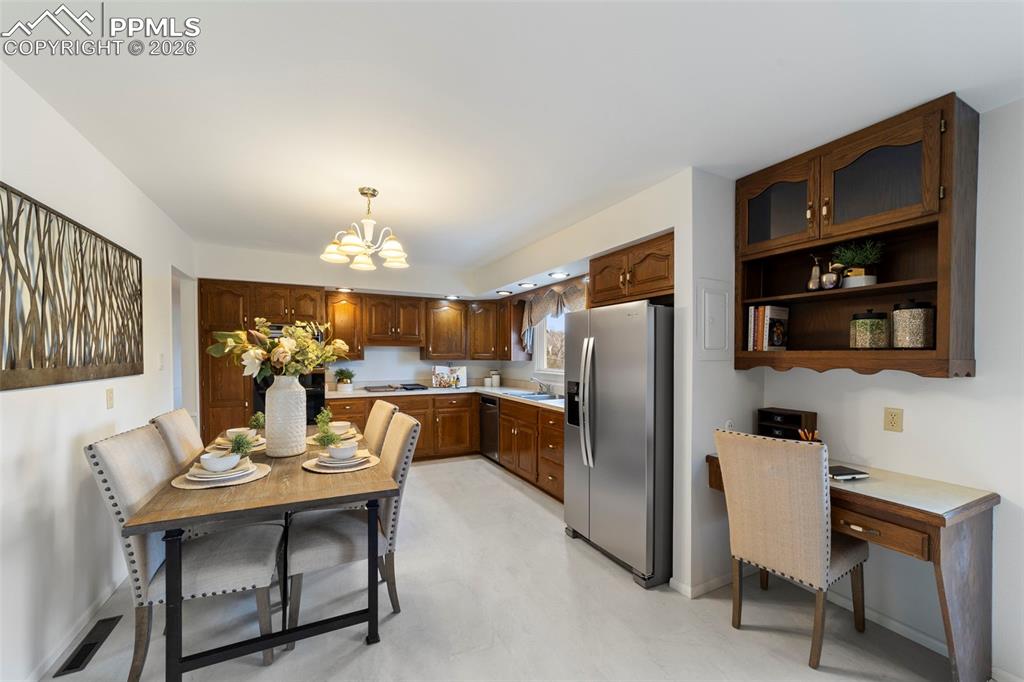 Image 12 of 50: Dining Area