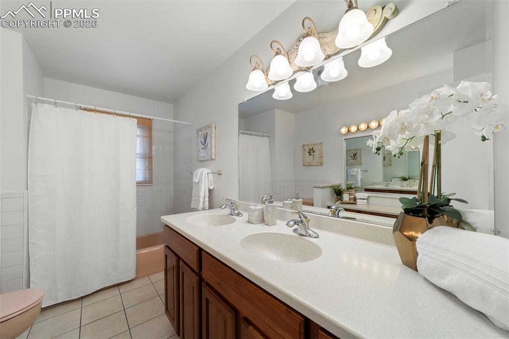 Image 21 of 50: Bathroom