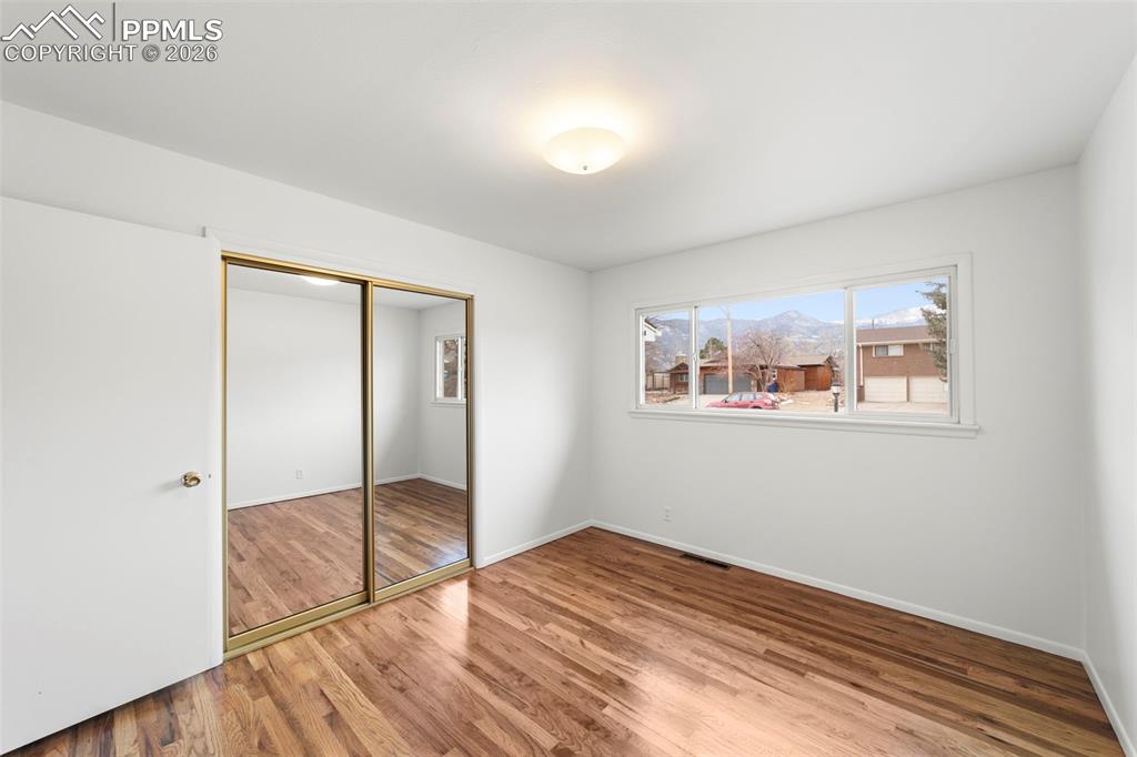 Image 23 of 50: Bedroom