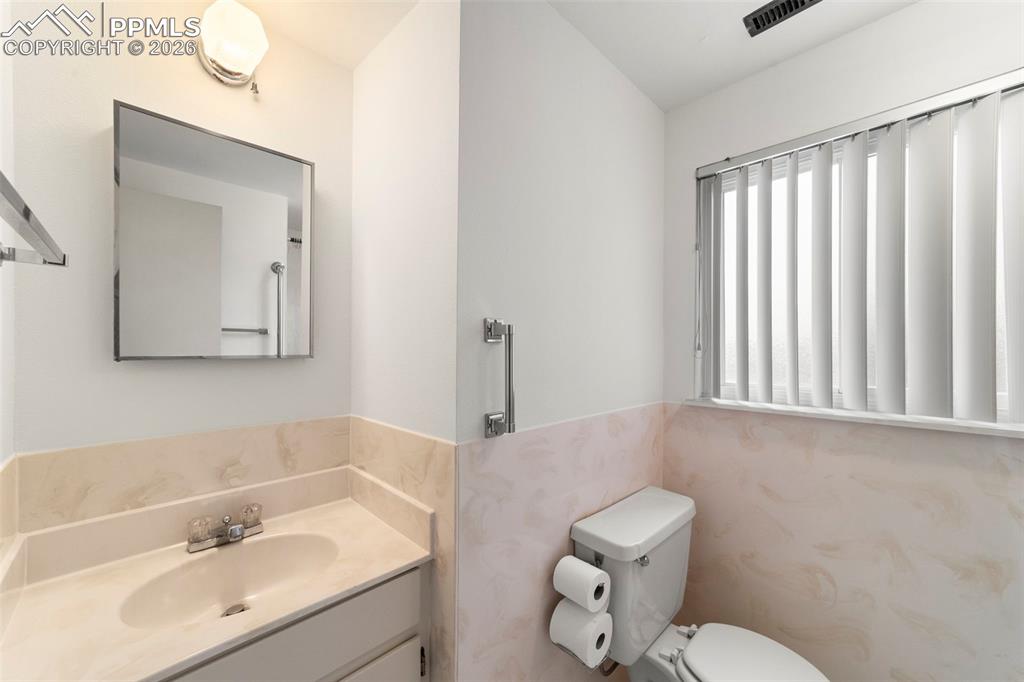 Image 31 of 50: Bathroom