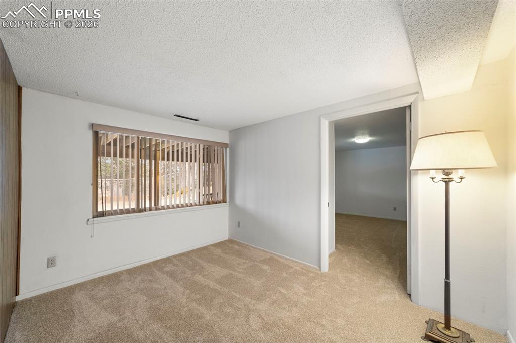 Image 37 of 50: Office