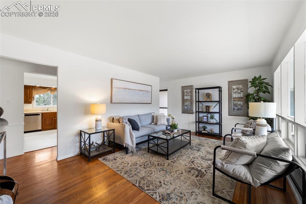 Image 4 of 50: Living Room