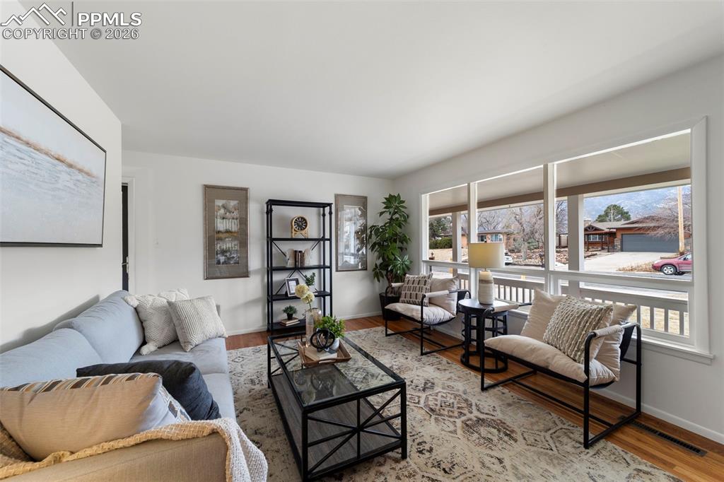 Image 5 of 50: Living Room