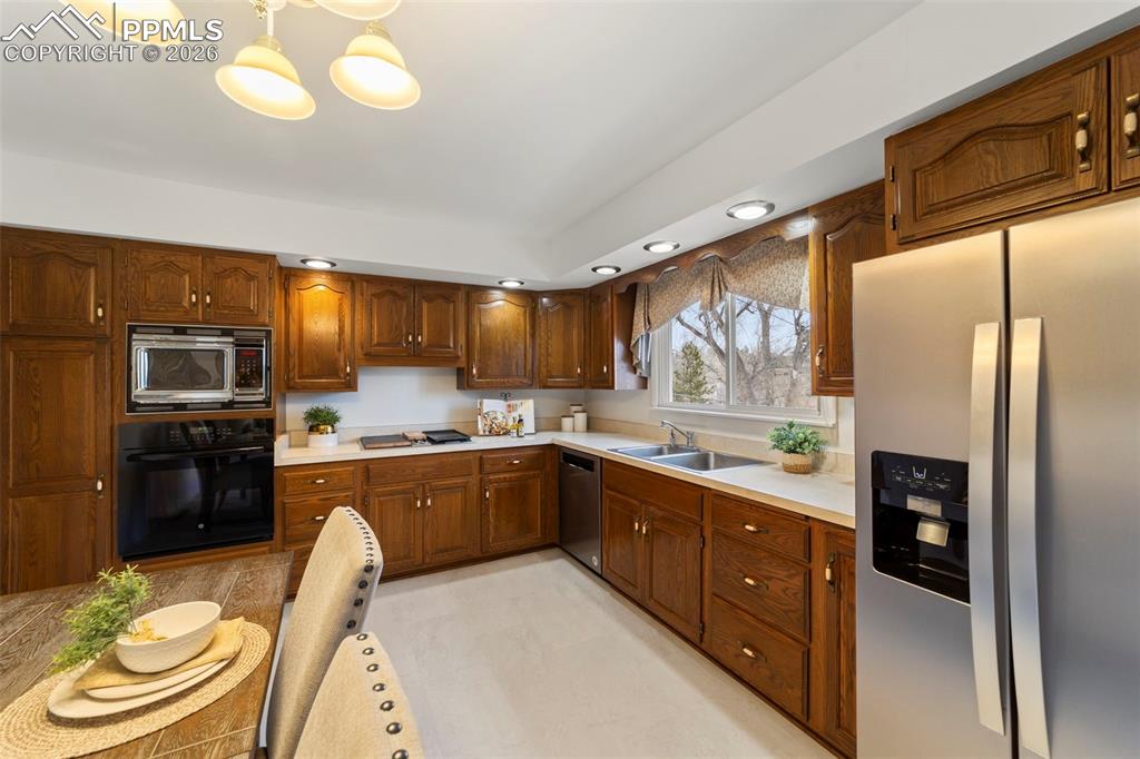 Image 8 of 50: Kitchen