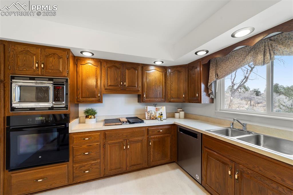 Image 9 of 50: Kitchen