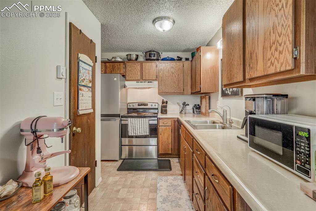 Image 10 of 28: Kitchen