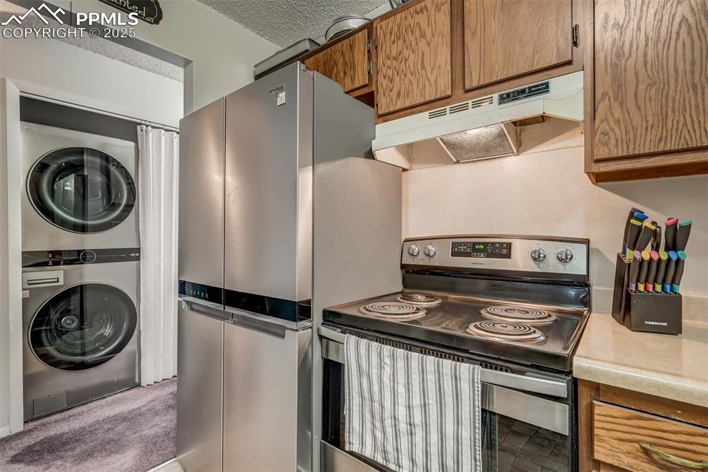 Image 11 of 28: Kitchen