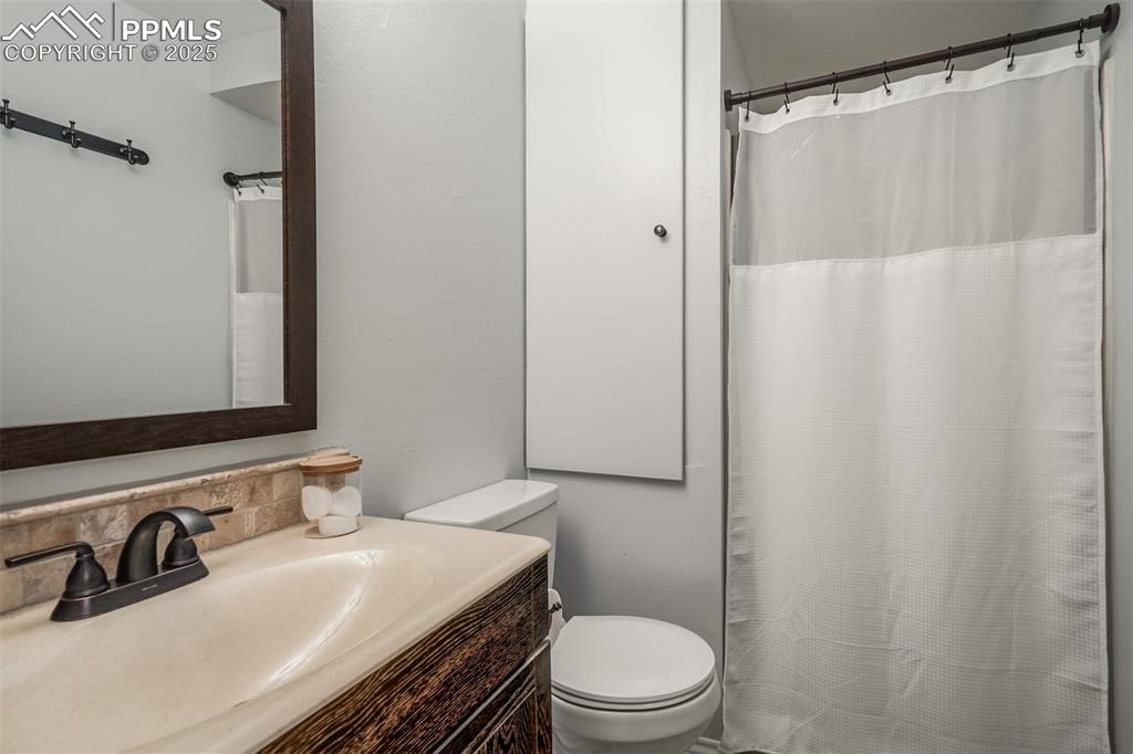 Image 15 of 28: Bathroom