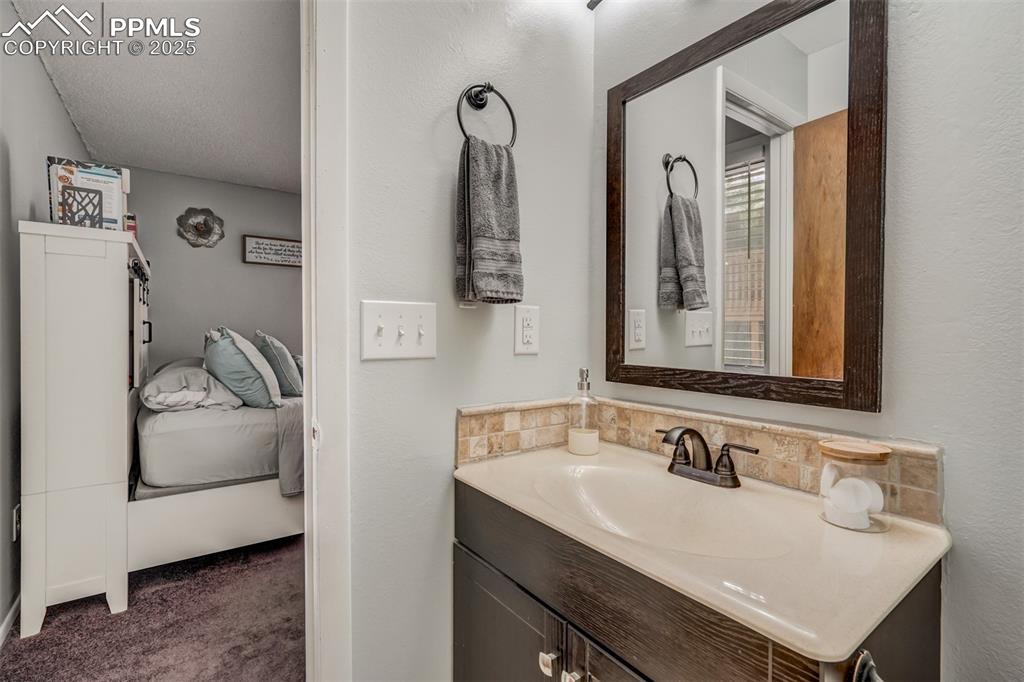 Image 16 of 28: Bathroom