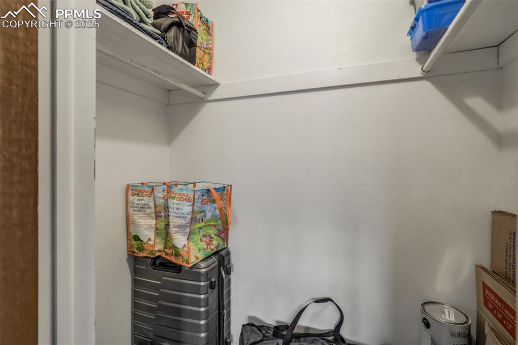 Image 19 of 28: Closet