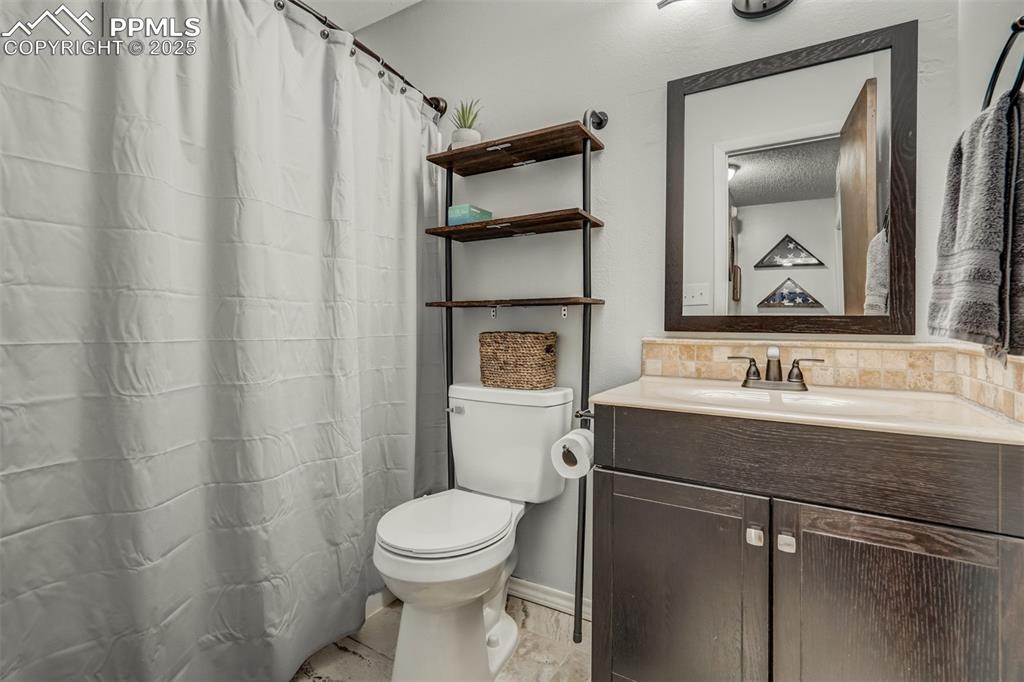 Image 21 of 28: Bathroom