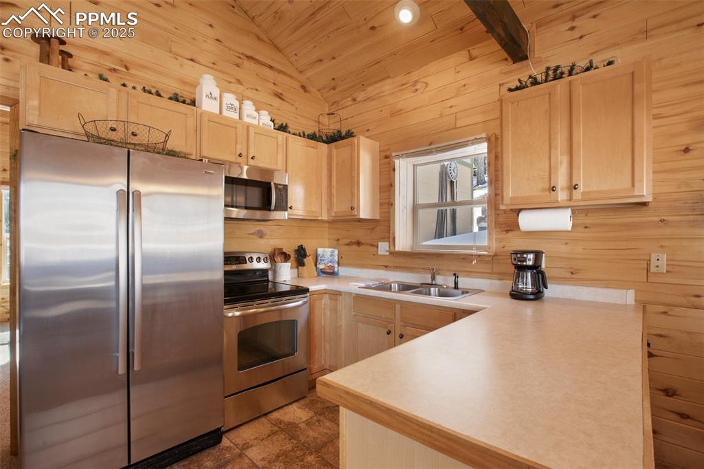 Image 21 of 40: Kitchen