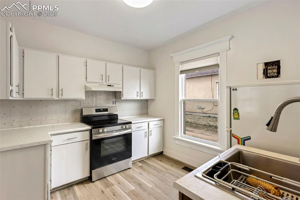 Image 18 of 40: Kitchen