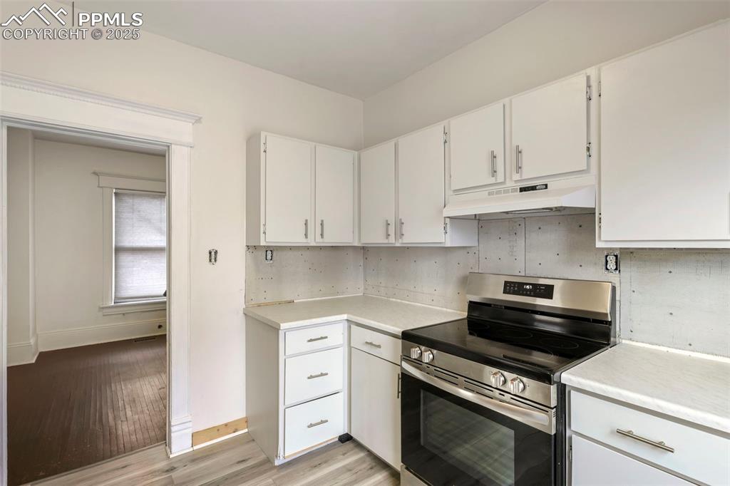 Image 19 of 40: Kitchen