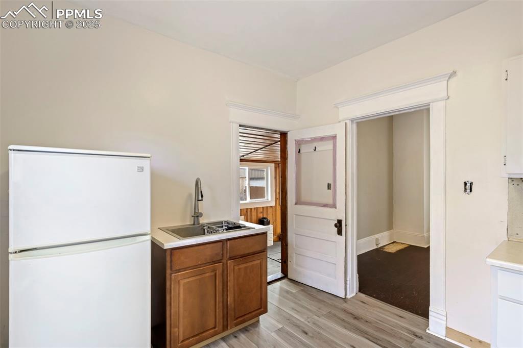 Image 20 of 40: Kitchen