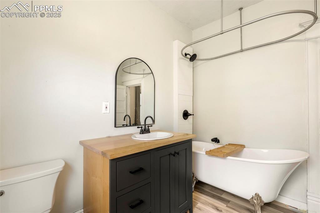 Image 32 of 40: Bathroom