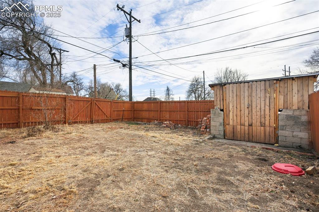 Image 36 of 40: Yard