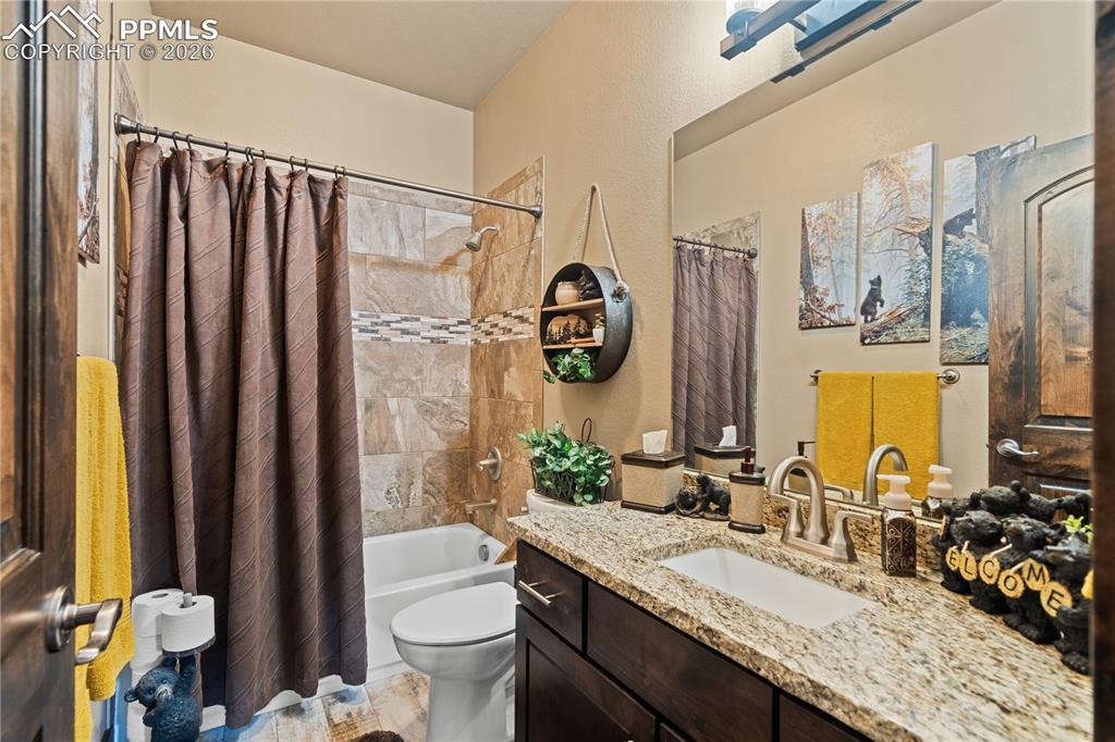 Image 17 of 36: Bathroom