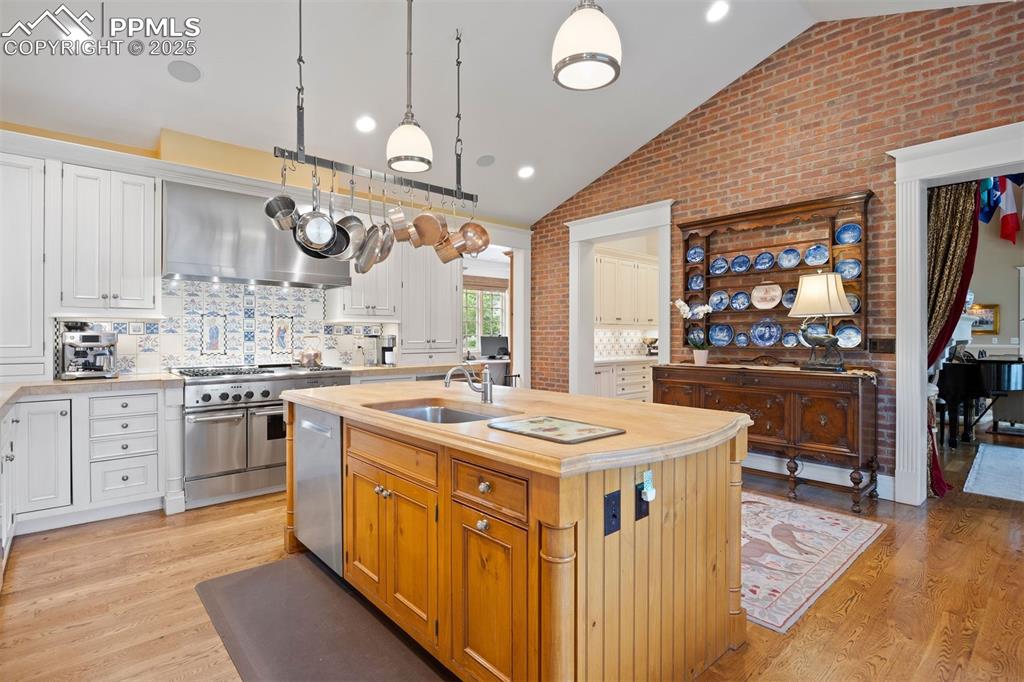 Image 10 of 49: Top-tier Thermador, Sub-Zero, and Bosch appliances complete the chef’s kitc