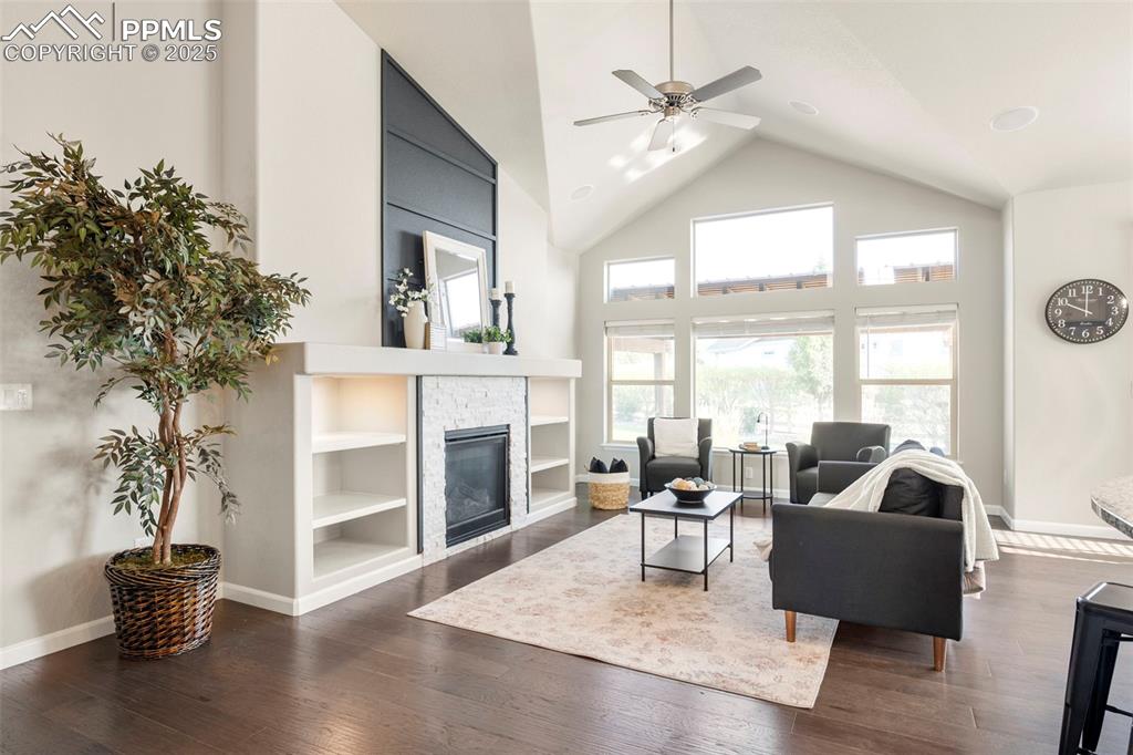 Image 10 of 50: Living Room