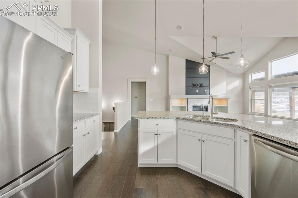 Image 16 of 50: Kitchen