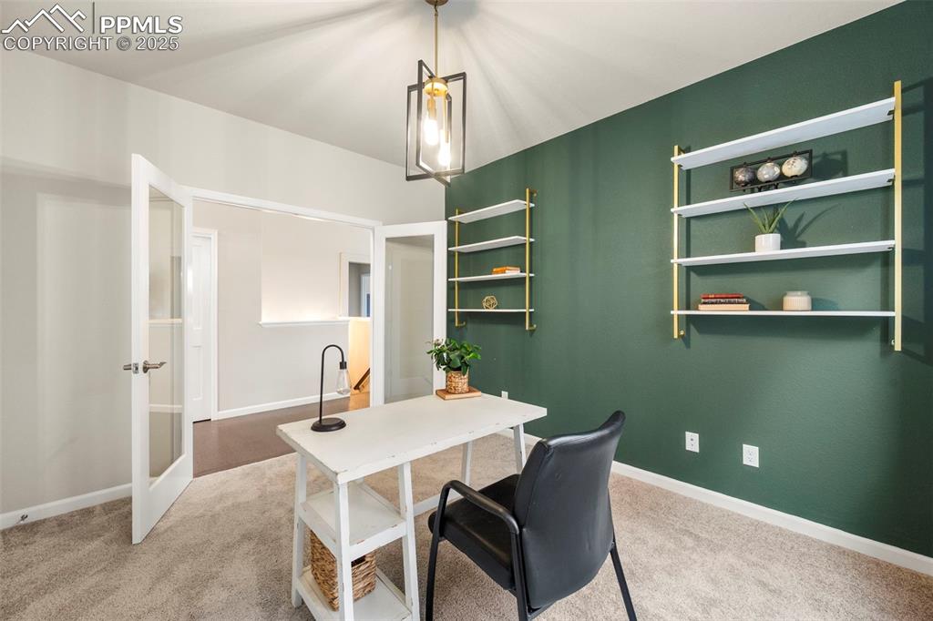 Image 20 of 50: Office