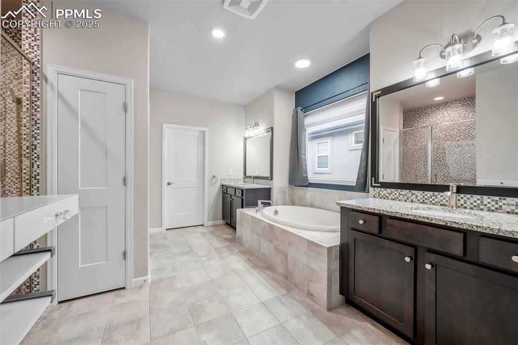 Image 23 of 50: Bathroom