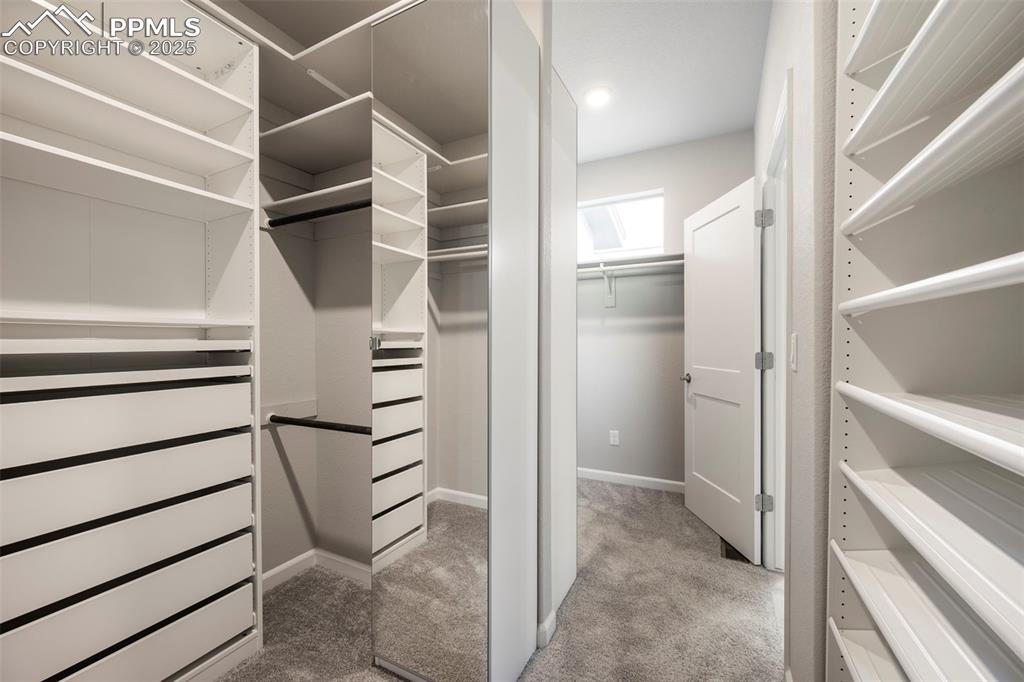 Image 27 of 50: Closet