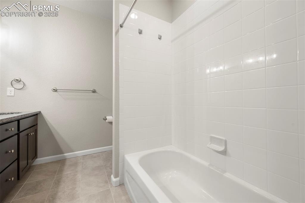 Image 34 of 50: Bathroom