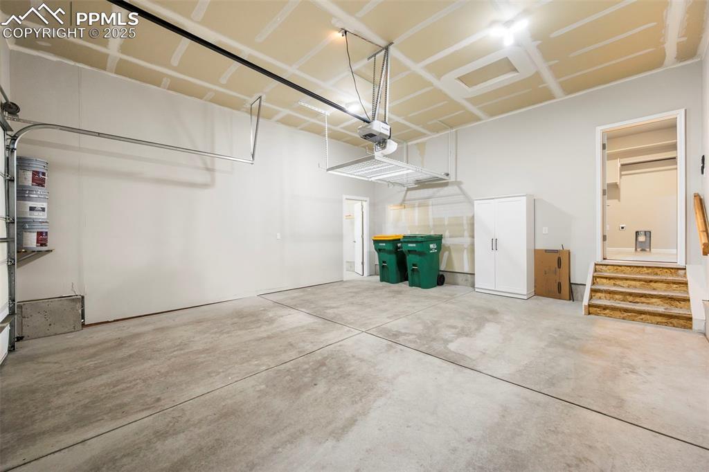 Image 37 of 50: Garage