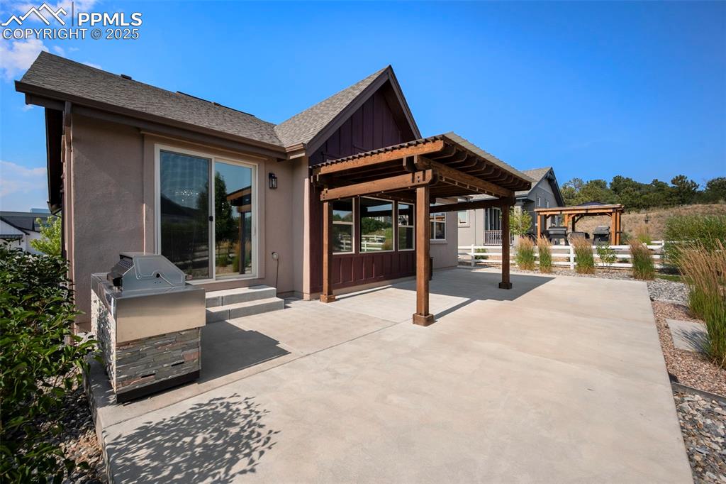 Image 7 of 50: Patio