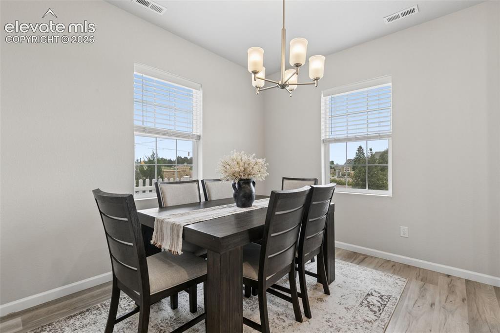 Image 11 of 40: Dining Area