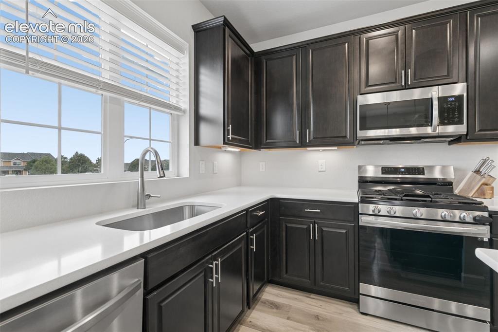 Image 19 of 40: Kitchen