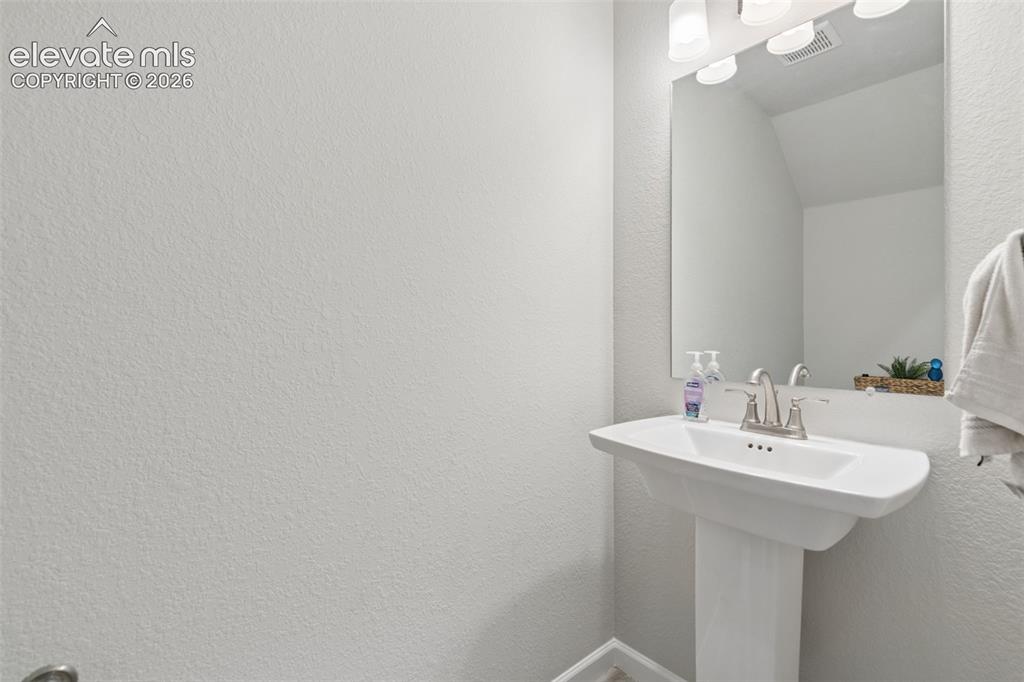 Image 27 of 40: Bathroom