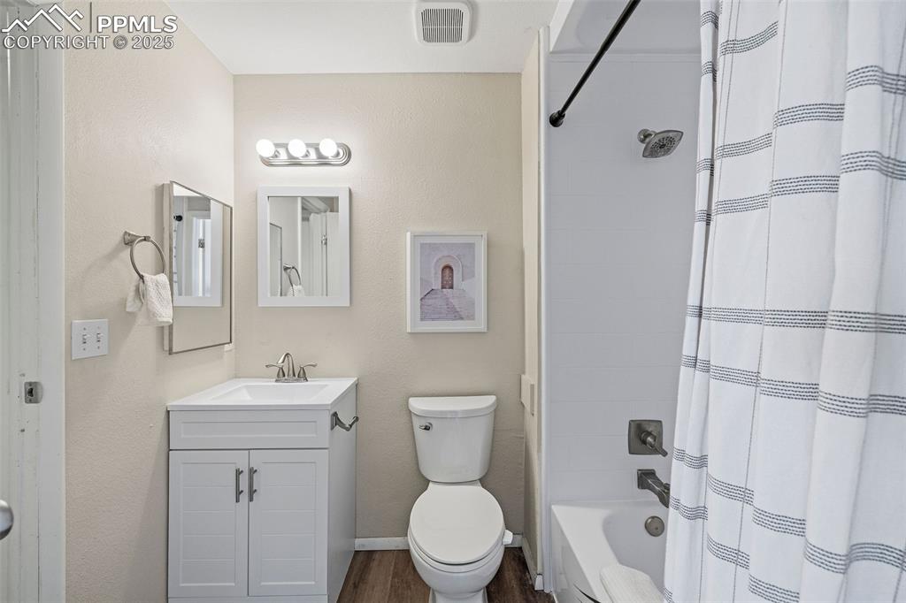 Image 23 of 29: Bathroom