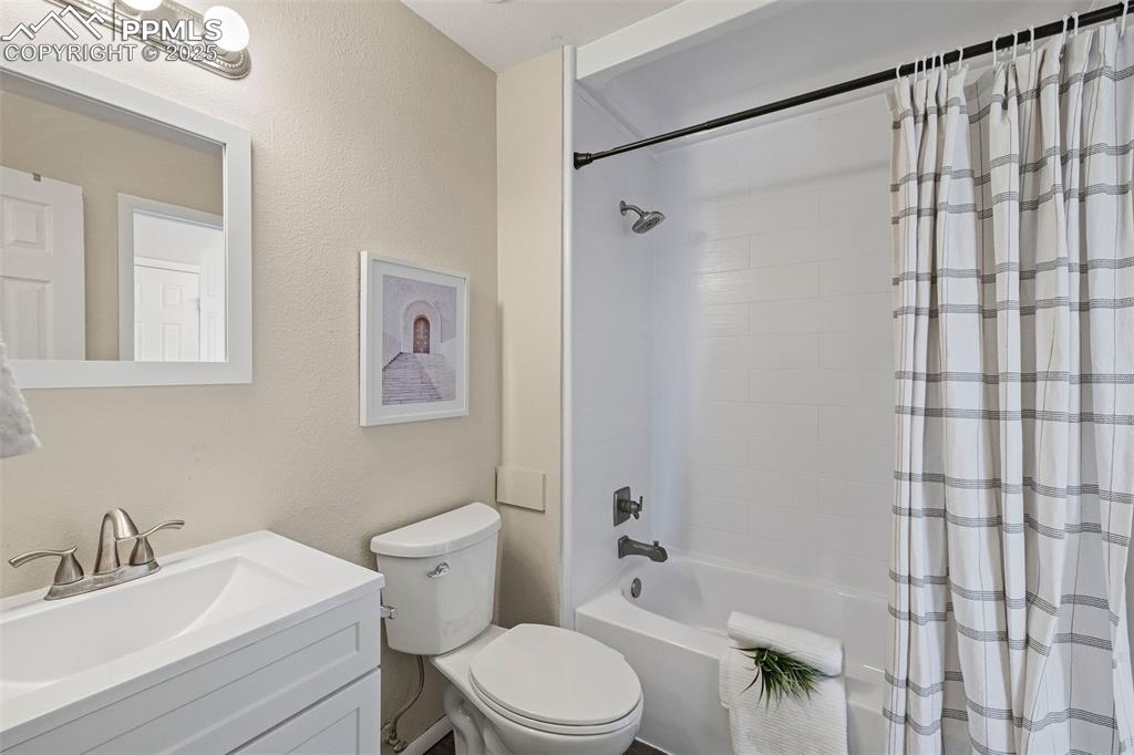 Image 24 of 29: Bathroom