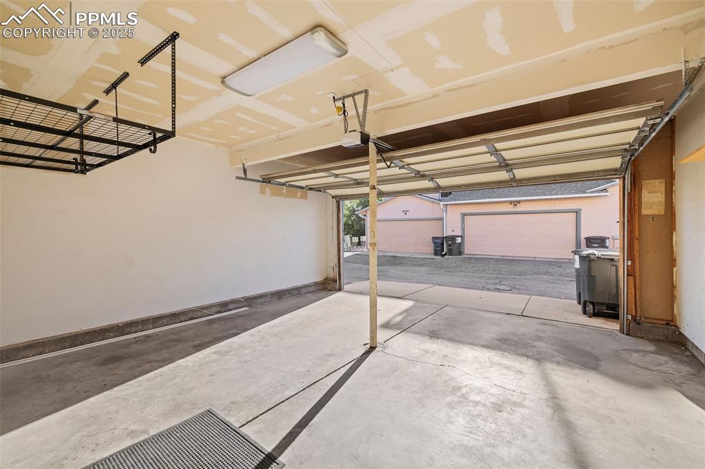 Image 26 of 29: Garage