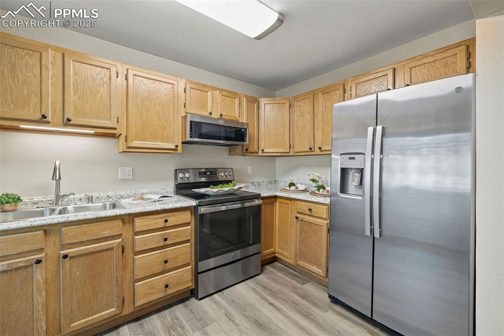 Image 9 of 29: Kitchen