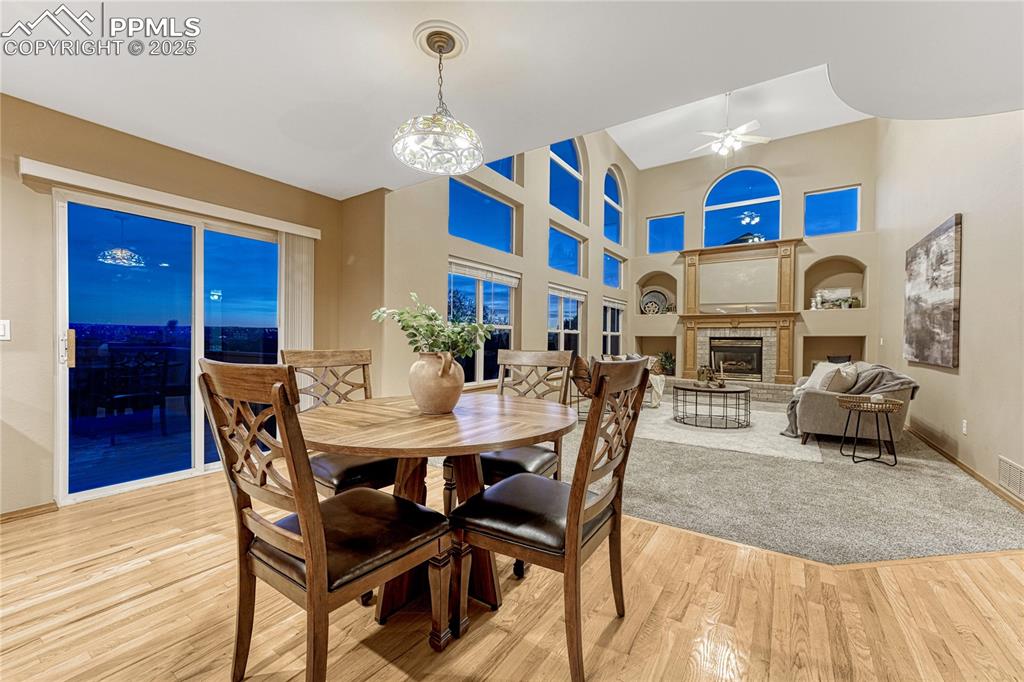 Image 16 of 50: Dining Area