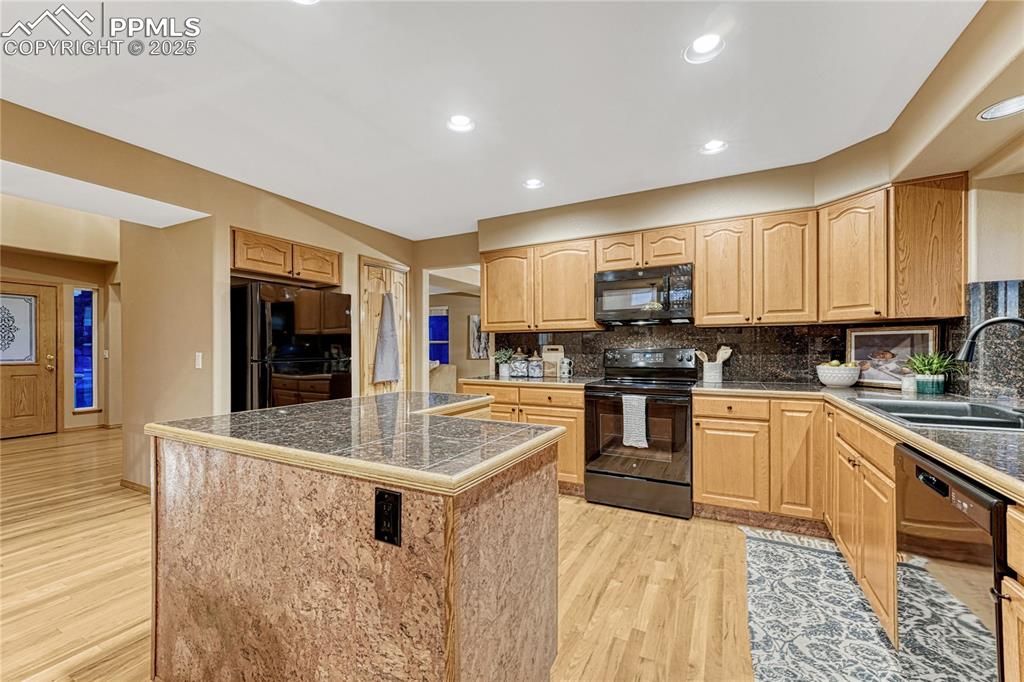 Image 18 of 50: Kitchen