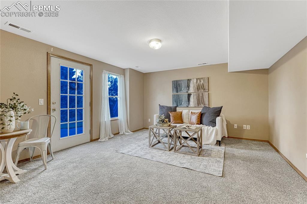 Image 38 of 50: Studio Apartment w/kitchen