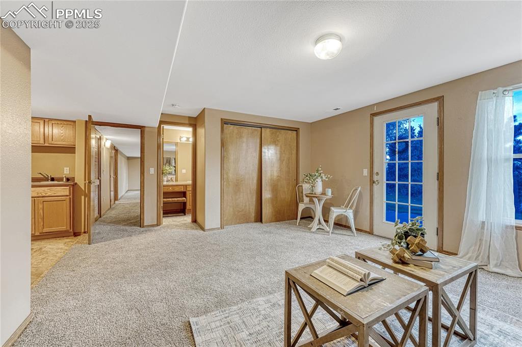 Image 39 of 50: Studio Apartment