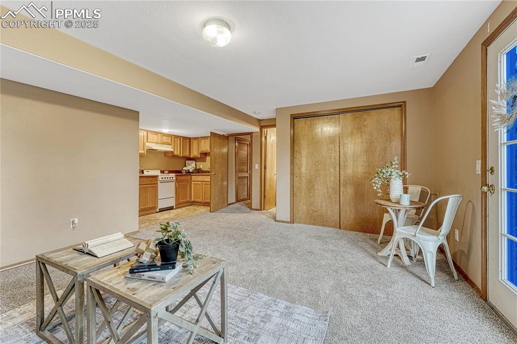 Image 40 of 50: Studio Apartment