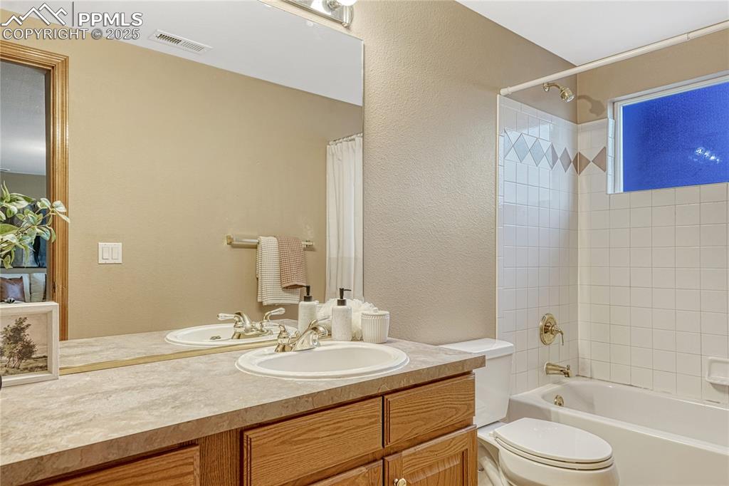 Image 43 of 50: Studio Apt. Bathroom